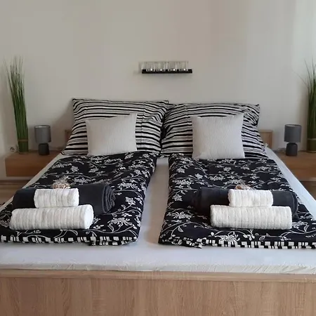 Selyemakac Apartman *